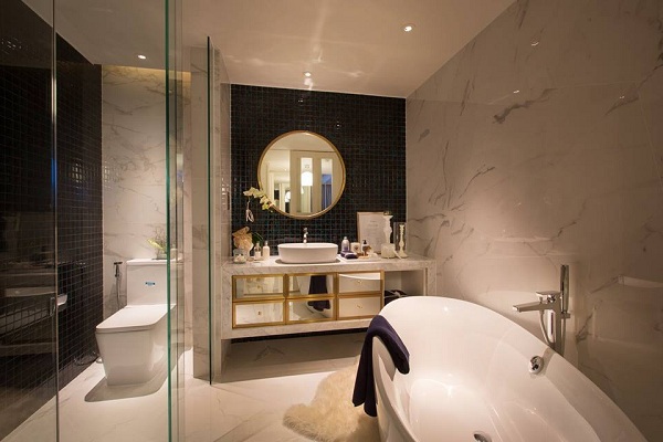 
Phòng tắm và vệ sinh được dát vàng một số hóa tiết tạo điểm nhấn, phòng được ốp đá toàn bộ
