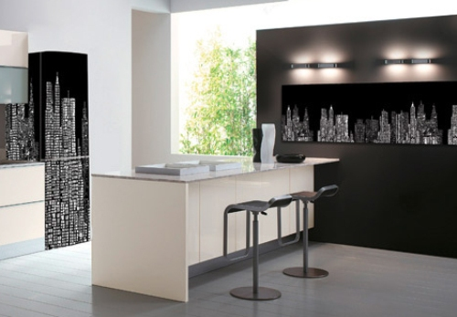 Nhà bếp với tủ lạnh, tủ bếp và tường mô phỏng hình ảnh của các tòa cao ốc rực rỡ về đêm một cách cực kỳ sáng tạo với mẫu giấy decal.