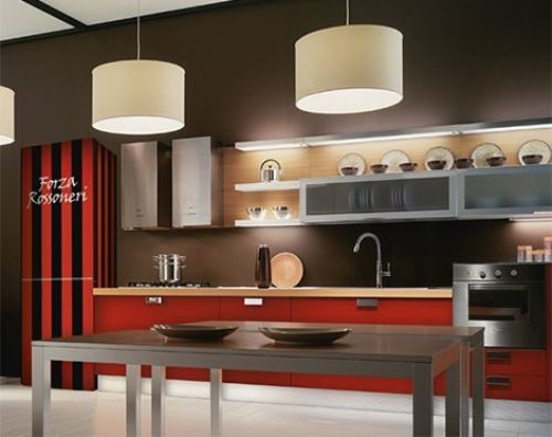 Nếu bạn ưa thích phong cách hiện đại, tủ lạnh hai màu sắc đỏ và đen kết hợp cùng với sàn gạch trắng bóng, bàn gỗ cùng hệ thống chiếu sáng thông minh chắc chắn sẽ làm hài lòng bạn.