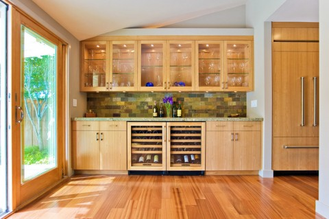 Tủ lạnh trong căn bếp này được ngụy trang khéo léo. Cánh tủ lạnh không những trùng với màu gỗ của tủ bếp mà nó còn tách biệt ra khỏi không gian bếp bằng hốc âm tường.