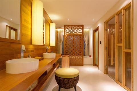 Phòng tắm rộng thoáng với vách trang trí gỗ kết hợp với chất liệu vải của màn tạo không gian thư giãn lý tưởng.