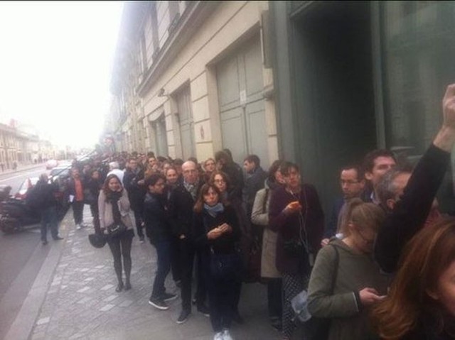 Người dân Paris xếp hàng hiến máu khắp nơi trong thành phố để cứu chữa cho các nạn nhân bị thương trong vụ khủng bố - Ảnh: Reuters.</p></div><div></div></div><p> </p><p>