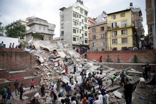 Đây là trận động đất mạnh nhất xảy ra ở Nepal trong vòng 81 năm qua. Một trận động đất 8,3 độ Richter năm 1934 ở quốc gia này từng cướp đi sinh mạng hơn 8.500 người - Ảnh: EPA
