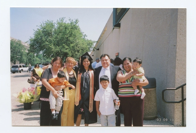 Arce chụp ảnh cùng gia đình trong lễ tốt nghiệp đại học