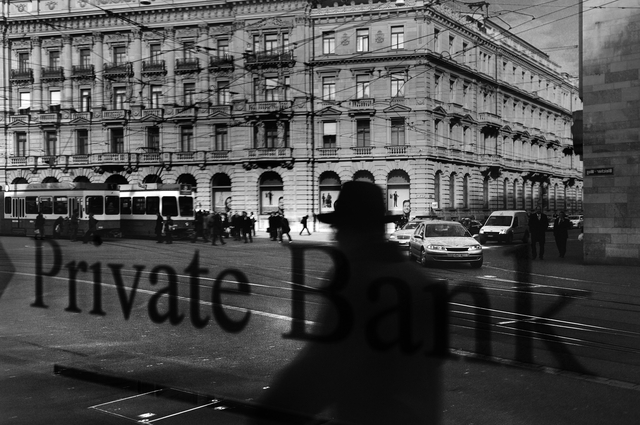 Quang cảnh nhìn từ cửa sổ của một ngân hàng tư nhân ở Paradeplatz, Zurich - khu vực được coi là biểu tượng của ngành ngân hàng Thụy Sĩ.