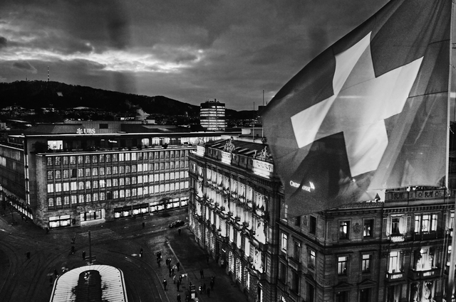 Lá cờ Thụy Sĩ tung bay trên nóc Savoy Baur en Ville - khách sạn xa xỉ nhìn xuống Paradeplatz.