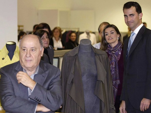 Tỷ phú Amancio Ortega tại một cửa hàng Zara. Ảnh: Reuters.