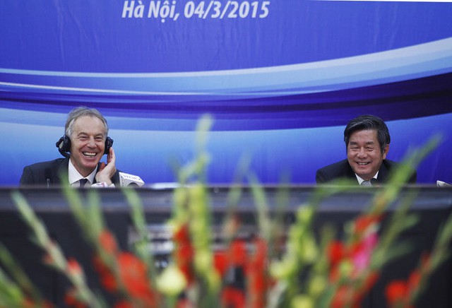 Cựu thủ tướng Anh Tony Blair và Bộ trưởng Bộ kế hoạch - đầu tư Bùi Quang Vinh (từ trái qua) tươi cười sau khi nghe được một câu hỏi thú vị từ phía các vị khách mời - Ảnh: Nguyễn Khánh