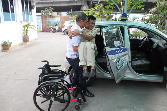 Lái xe Thành Công Taxi thực hành phục vụ người khuyết tật