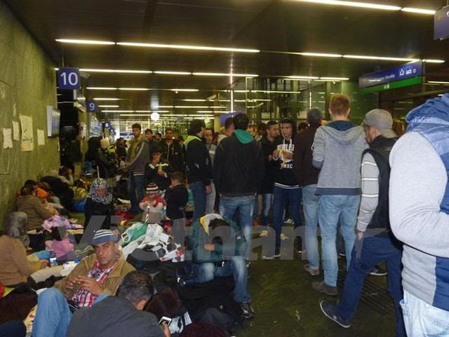Hàng ngày, dòng người tị nạn không ngớt đổ về ga trung tâm Hauptbahnhof ở Vienna. (Ảnh: Nguyễn Thị Bích Yến/Vietnam+)