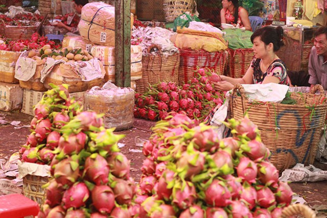 Tiểu thương bày bán trái cây tại chợ đầu mối nông sản Thủ Đức - Ảnh: Lê Sơn