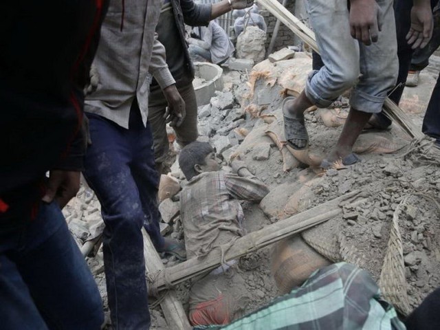Một người đàn ông khác vật vã và đau đớn khi bị chôn vùi trong các khối gạch tòa nhà sụp đổ ở Kathmandu - Ảnh: EPA