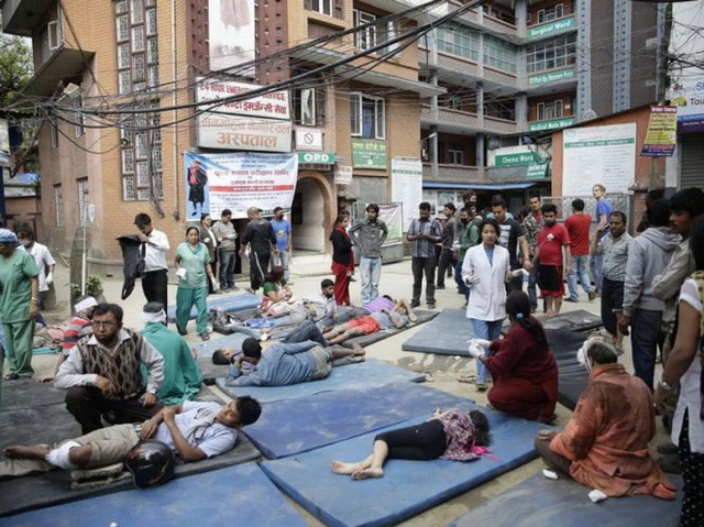 Những người bị thương nằm la liệt chờ cấp cứu sau động đất ở Kathmandu - Ảnh: Getty Images