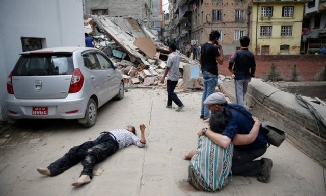 Người dân Nepal chưa hết bàng hoàng sau động đất - Ảnh: EPA