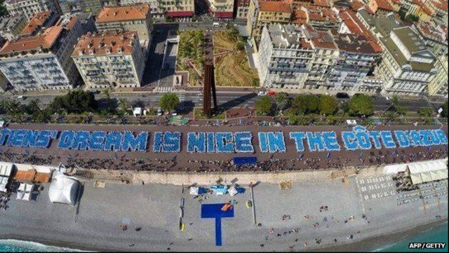 6.400 nhân viên tập đoàn đã xếp thành dòng chữ “Giấc mơ của Tiens là Nice ở Cote D’Azur,” để kỷ niệm 20 năm quan hệ hợp tác giữa tập đoàn và thành phố Nice.