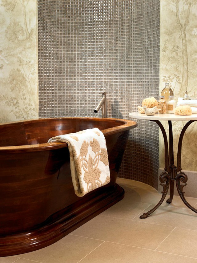 Với màu nâu sang trọng, những chiếc bồn tắm bằng gỗ khá dễ dàng phối với bất cứ màu sơn tường nào.