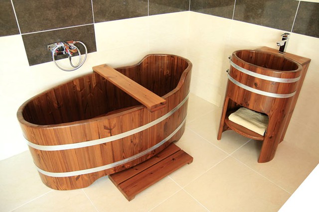 Để chiếc bồn tắm tôn vẻ đẹp cho ngôi nhà của bạn thì bạn cần sắm thêm những đồ nội thất gỗ khác.