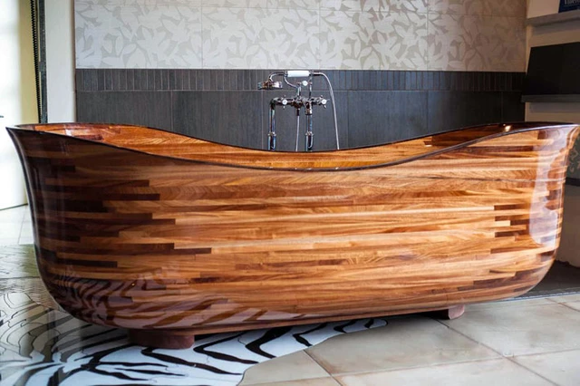 Nhiều lớp phủ bên ngoài mặt gỗ ứng dụng từ công nghệ làm thuyền giúp bồn tắm gỗ có độ bền, không thấm nước và mang nét thẩm mỹ cao.