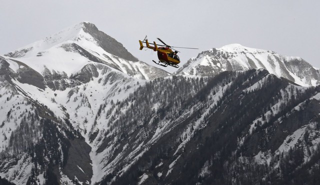 Chiếc máy bay trực thăng đang bay trên dãy núi Alps trong nỗ lực tìm kiếm cứu hộ