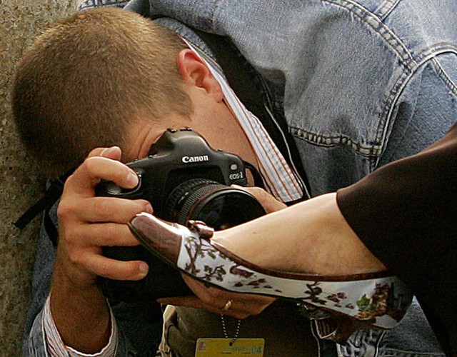 
Nhiếp ảnh gia cúi xuống để chụp cận cảnh đôi giày của Theresa May, khi bà đến Trung tâm Hội nghị quốc tế Bournemouth vào ngày 5/10/2004.
