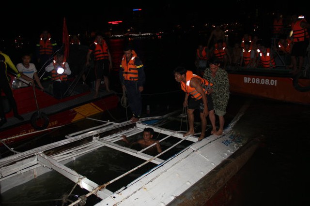 
Hiện trường vụ chìm tàu du lịch Thảo Vân 2 trên sông Hàn- Ảnh: TRƯỜNG TRUNG
