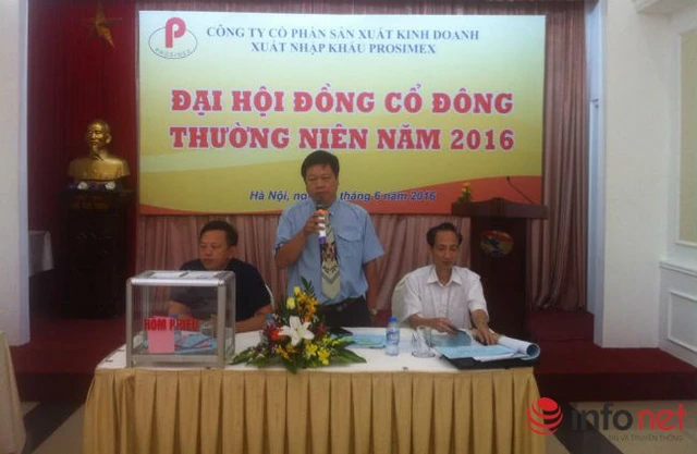 
Ông Lữ Văn Sơn (đứng), Chủ tịch HĐQT Công ty Prosimex, trở thành tâm điểm của cuộc họp.
