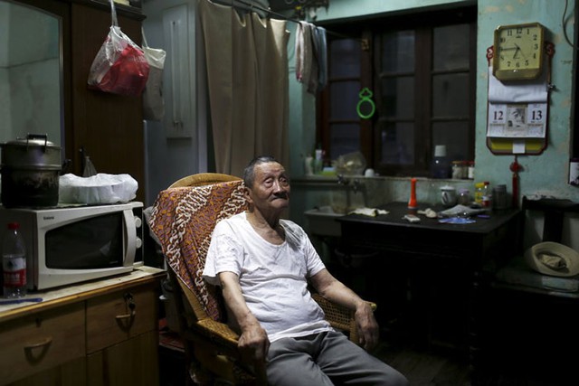 
Ông Wang Cunchun (90 tuổi) sống với con trai 60 tuổi trong một căn hộ rộng gần 10m2 ở Thượng Hải (Trung Quốc).
