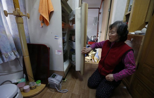 
Bà Kong Kyung Soon (73 tuổi) sống trong một căn hộ chật chội với không gian sinh hoạt chỉ là 2m2 (không tính khu vực làm nhà vệ sinh và nấu nướng) tại Seoul, Hàn Quốc.
