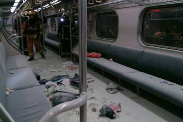 
Nền toa tàu ngổn ngang các vật dụng của hành khách sau vụ nổ. Ảnh: Cục Đường sắt Đài Loan
