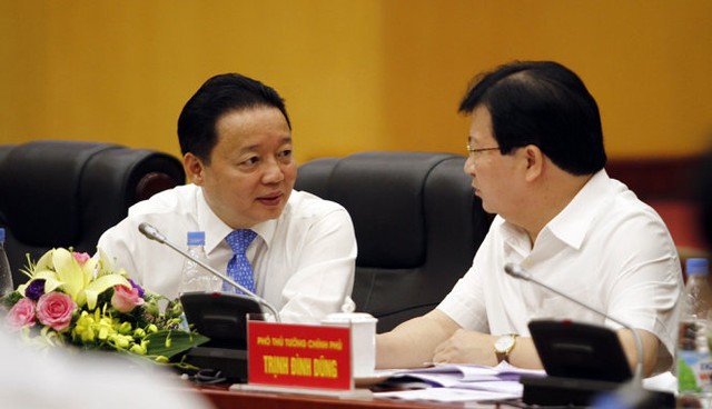 Bộ trưởng Trần Hồng Hà báo cáo với Phó Thủ tướng Trịnh Đình Dũng, qua vụ việc Formosa vừa qua, có thể thấy báo cáo đánh giá tác động môi trường mang tính chất chung chung quá - Ảnh: NAM TRẦN