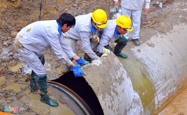 
Ảnh đường ống nước sạch Sông Đà trong lần bị vỡ thứ 13. Ảnh: Hoàn Nguyễn/Zing.vn.
