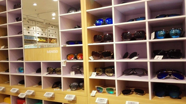 Các mẫu kính sành điệu với giá phải chăng tại một cửa hàng Miniso Malaysia.