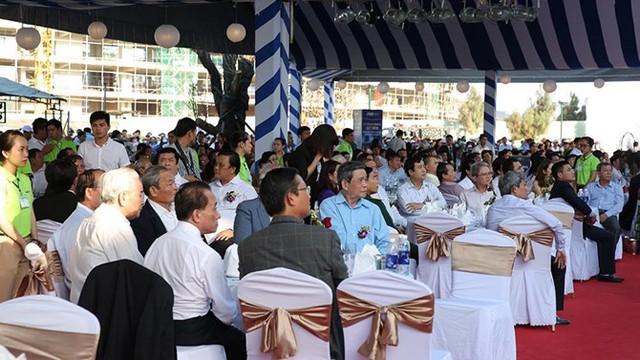 Các đại biểu và hàng trăm nhà đầu tư cùng hàng nghìn người dân địa phương dự lễ khai trương FLC Quy Nhơn Golf Links và khánh thành FLC Resort Quy Nhơn.