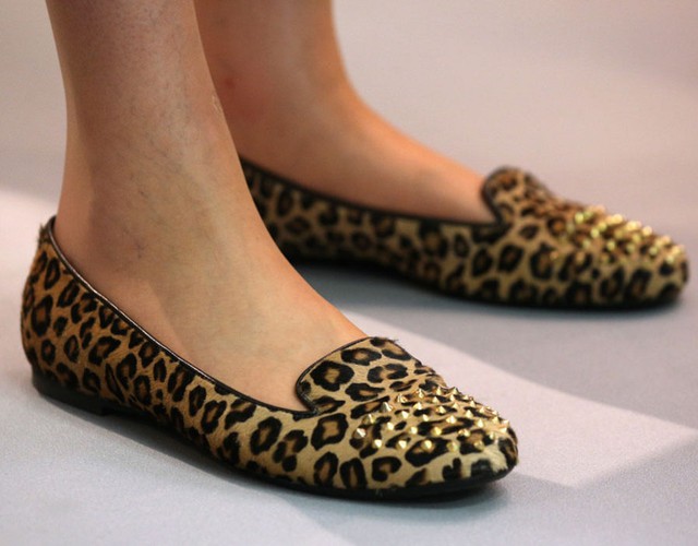 
Phong cách giày tại hội nghị đảng Bảo thủ ở Trung tâm Hội nghị Quốc tế ngày 9/10/2012 của Theresa May. Bà có niềm đam mê đặc biệt đối với họa tiết da báo và nạm đinh.
