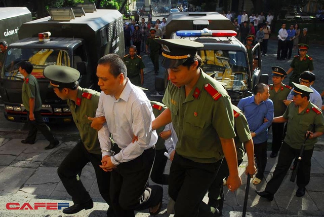 
Trong phiên tòa này, 20 bị can nguyên là cán bộ, lãnh đạo Ngân hàng Xây dựng, 16 bị can còn lại là Tổng giám đốc, Giám đốc các công ty.
