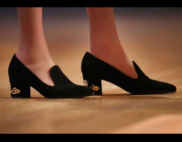 
Theresa May với đôi giày đen kết hợp họa tiết màu vàng trên gót khi đến dự hội nghị đảng Bảo thủ ngày 3/9/2014.
