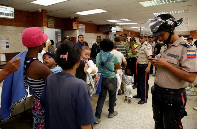 Do nạn cướp bóc thực phẩm gia tăng, Venezuela đã triển khai cảnh sát dày đặc ở các siêu thị - Ảnh: Reuters.