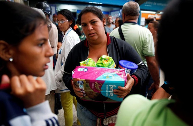 Người dân chỉ mua được những mặt hàng thiết yếu nhất như tã giấy, giấy vệ sinh, sữa bột... - Ảnh: Reuters.