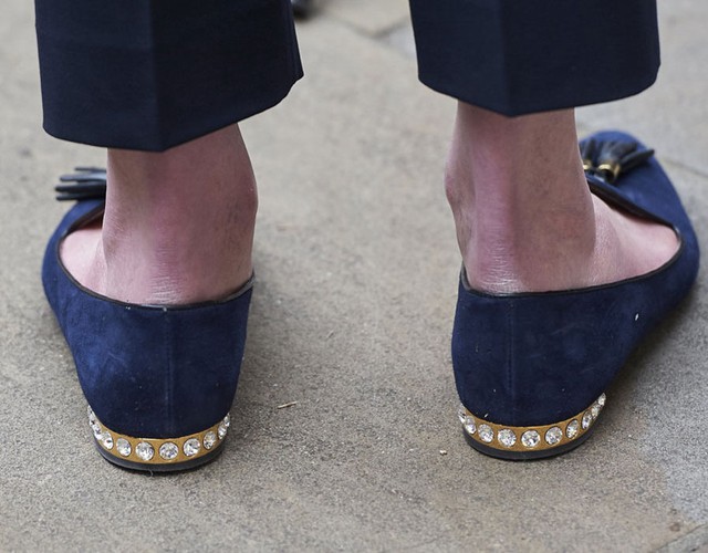 
Đôi giày bệt đính đá được giới truyền thông săn lùng khi bà đến Văn phòng Nội các tại London ngày 28/6/2015.
