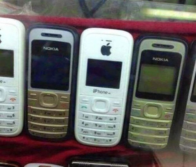 Sự kết hợp giữa một chiếc điện thoại kiểu Nokia và logo “quả táo” sẽ cho ra sản phẩm là một chiếc “IP hone”.