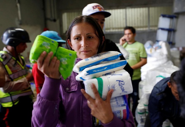 Gương mặt đầy vẻ âu lo của một phụ nữ Venezuela khi đi siêu thị ở Caracas hôm 30/6 - Ảnh: Reuters.