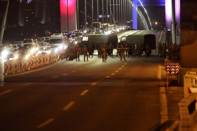 
Các binh sĩ Thổ Nhĩ Kỳ chặn cây cầu Bosphorus Bridge nối liền phần châu Á và châu Âu của Thổ Nhĩ Kỳ ngày 15/7/2016. Ảnh: Gokhan Tan/Getty Images
