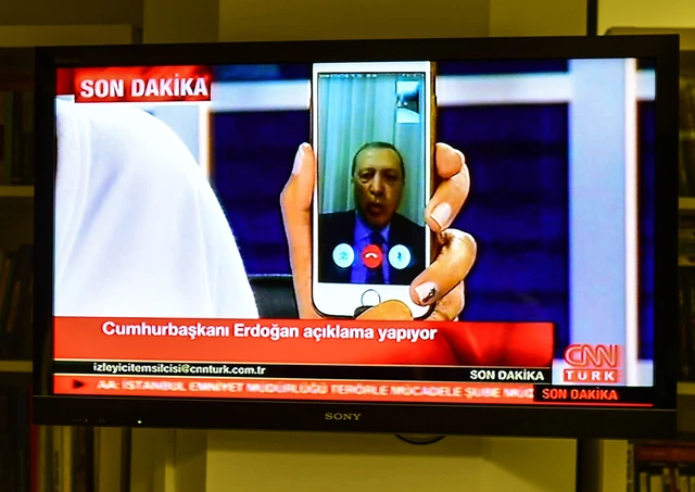 
Tổng thống Thổ Nhĩ Kỳ Tayyip Erdogan xuất hiện trên kênh CNN Turk quan ứng dụng Facetime. Ảnh: Burak Kara/Getty Images
