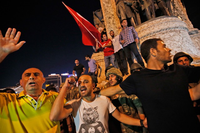 
Những người ủng hộ ông Erdogan biểu tình chống quân đội trước quảng trưởng Taksim Square của Istanbul. Ảnh: Emrah Gurel/AP

