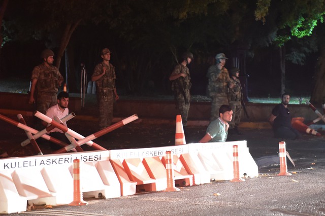 
Các sĩ quan an ninh Thổ Nhĩ Kỳ bắt giữ dân thường chưa xác định được danh tính. Ảnh: Bulent Kilic/AFP via Getty Images
