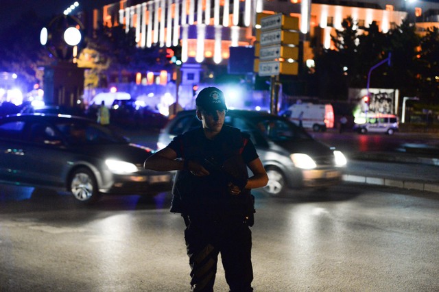 
Các sĩ quan cảnh sát ở gần trụ sở quân đội Thổ Nhĩ Kỳ. Ảnh: Kutluhan Cucel/Getty Image
