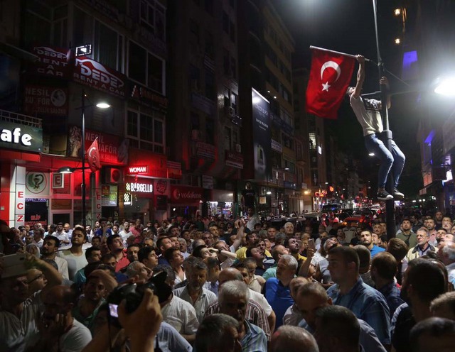 
Người dân Thổ Nhĩ Kỳ biểu tình. Ảnh: Fikret Delal/Anadolu Agency via Getty Images
