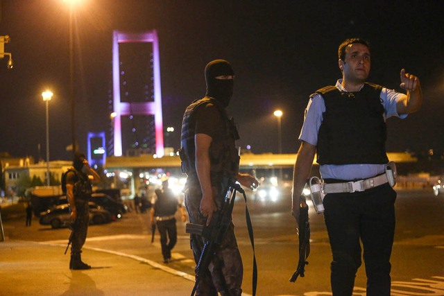 
Quân đội chặn cây cầu Bosphorus Bridge. Ảnh: Burak Kara/Getty Images
