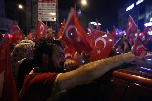 
Người biểu tình ở Bursa, Thổ Nhĩ Kỳ. Ảnh: Sergen Sezgin/Anadolu Agency via Getty Images

