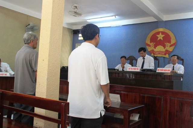 
Phiên tòa xử vụ ông Bình (áo trắng) đòi lại 1,35 tỉ từ ông Bùi (áo màu xám).

